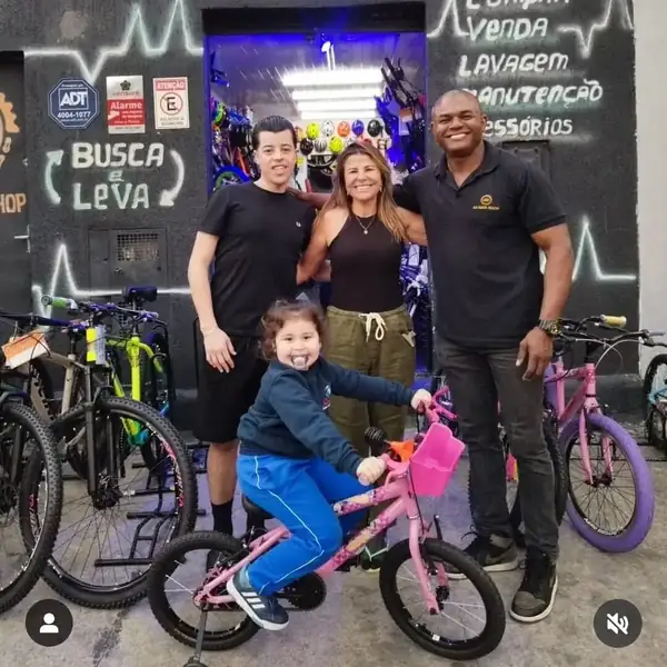 Família com as bicicletas novas em frente à R3 Bike Shop