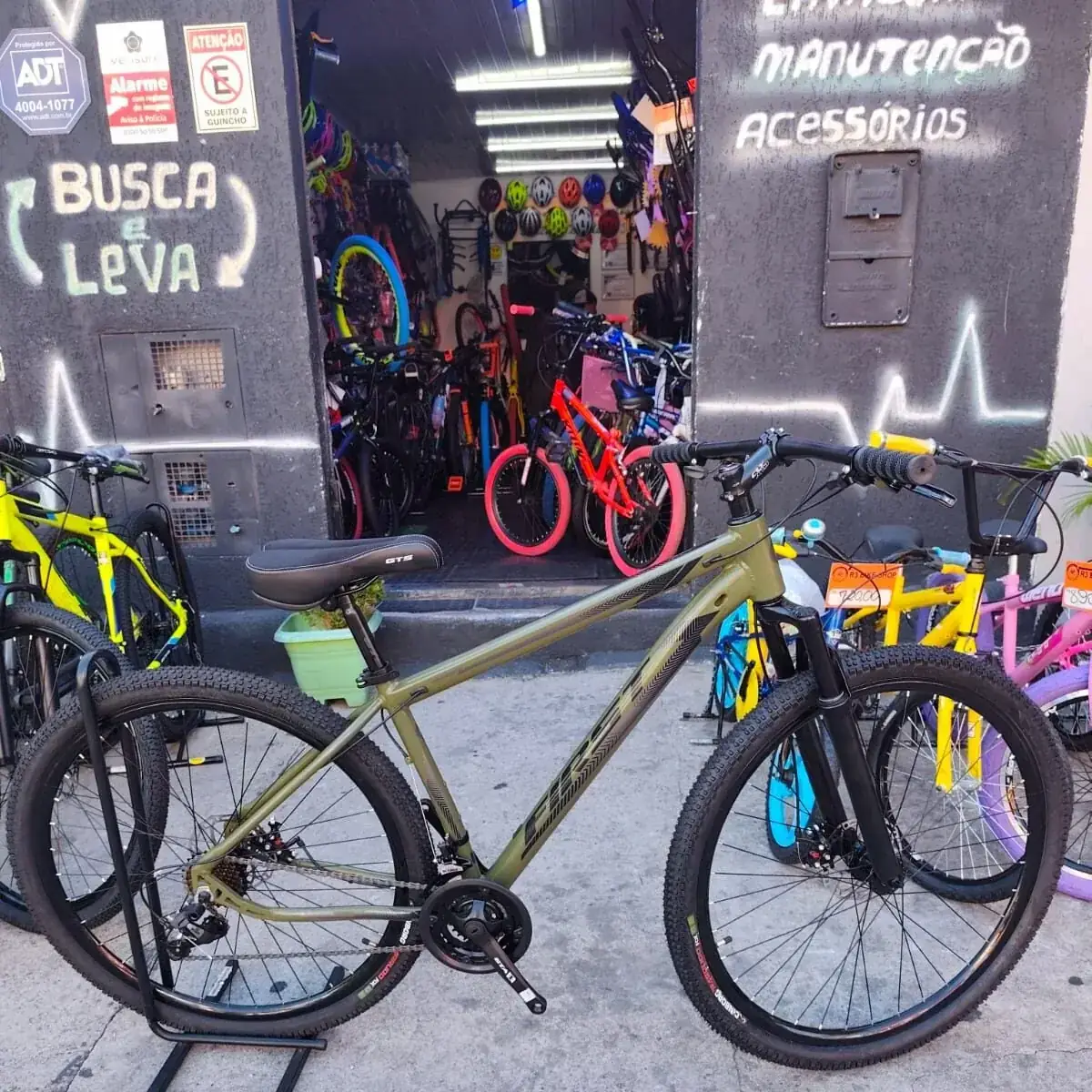 Bicicleta aro 29 em destaque na frente da loja da R3 Bike Shop