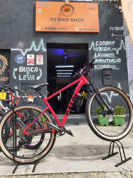 Bicicleta vermelha em frente à porta da loja